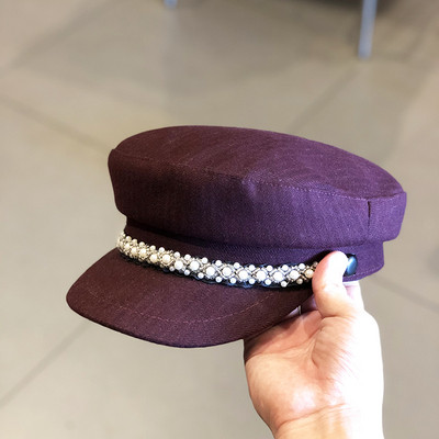 Fekete, bordó, barna és szürke gyöngyökkel díszített modern női csíkos sapka