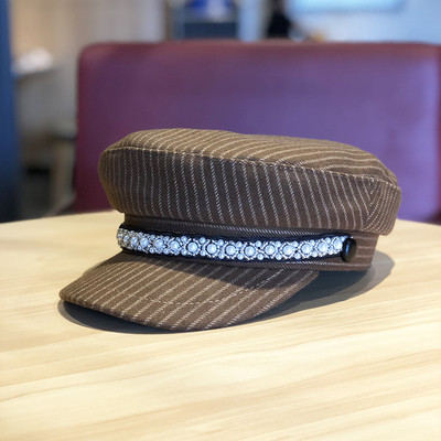 Fekete, bordó, barna és szürke gyöngyökkel díszített modern női csíkos sapka