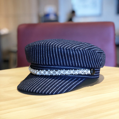 Fekete, bordó, barna és szürke gyöngyökkel díszített modern női csíkos sapka