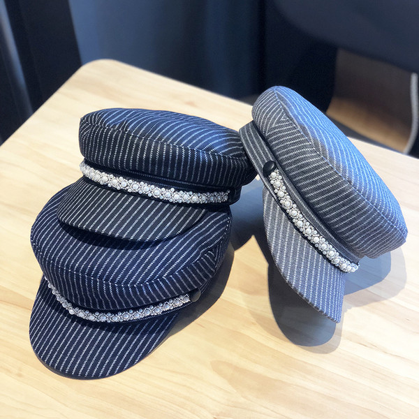 Fekete, bordó, barna és szürke gyöngyökkel díszített modern női csíkos sapka