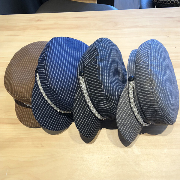 Fekete, bordó, barna és szürke gyöngyökkel díszített modern női csíkos sapka