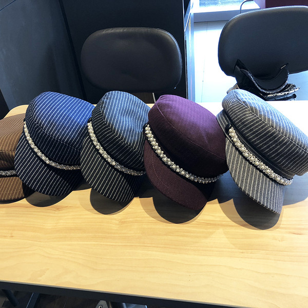 Fekete, bordó, barna és szürke gyöngyökkel díszített modern női csíkos sapka