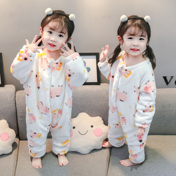 Детска зимна пижама за момичета в бял цвят с цип и обло деколте