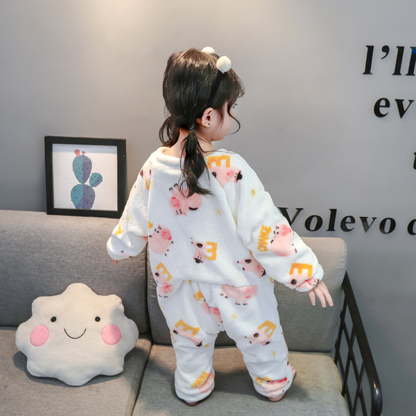 Gyerek téli pizsama lányoknak fehér színben, cipzárral és kerek nyakkivágással