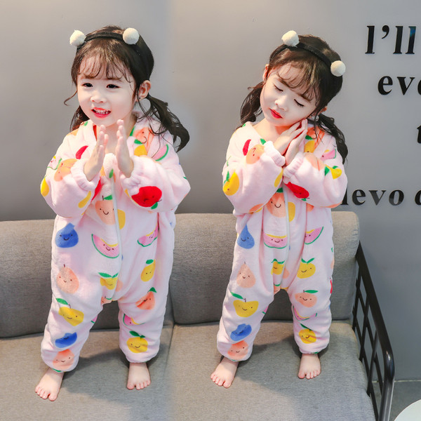 Gyerek pizsama lányoknak rózsaszínben, cipzárral és ovális nyakkivágással