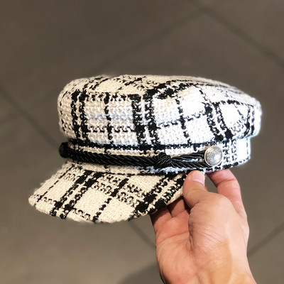 Női kockás téli sapka napellenzővel, fehér és fekete színben