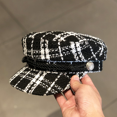 Női kockás téli sapka napellenzővel, fehér és fekete színben