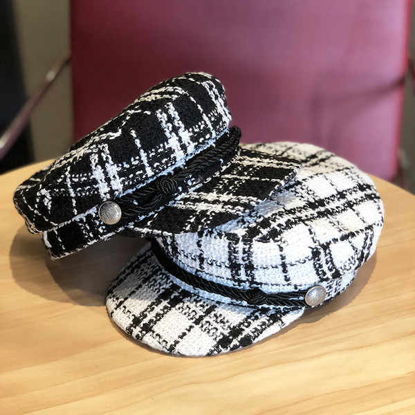 Női kockás téli sapka napellenzővel, fehér és fekete színben