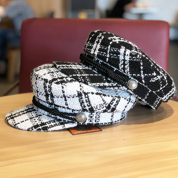 Női kockás téli sapka napellenzővel, fehér és fekete színben