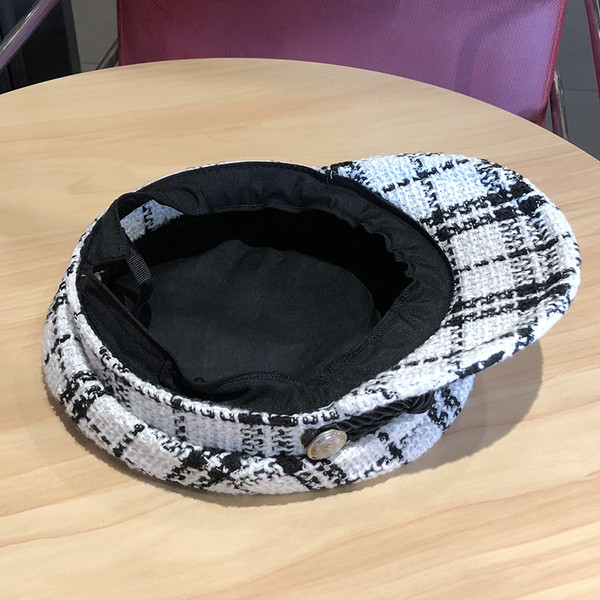 Női kockás téli sapka napellenzővel, fehér és fekete színben