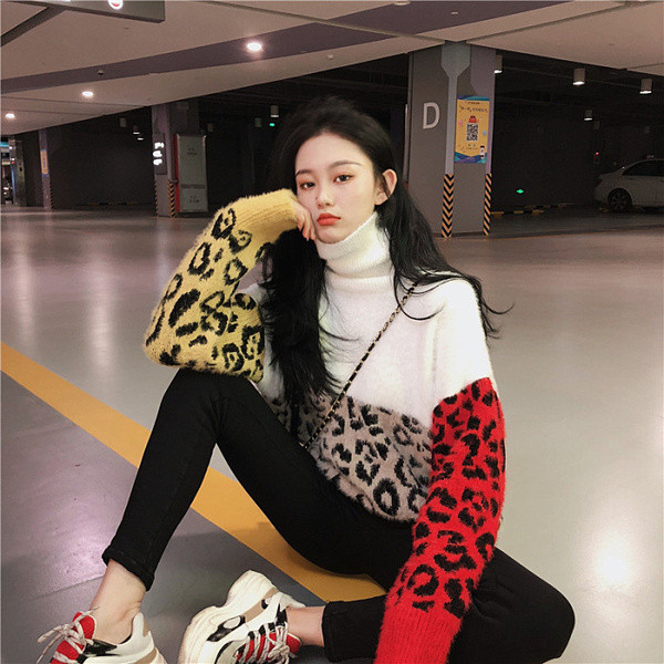 Alkalmi női pulóver pólógallérral és leopárd mintával