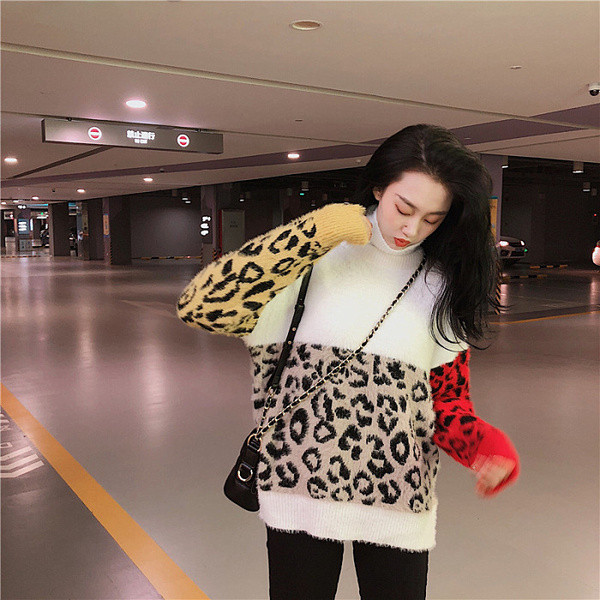 Alkalmi női pulóver pólógallérral és leopárd mintával