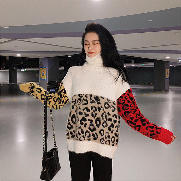 Alkalmi női pulóver pólógallérral és leopárd mintával