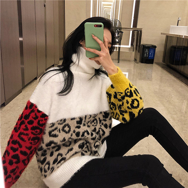 Alkalmi női pulóver pólógallérral és leopárd mintával