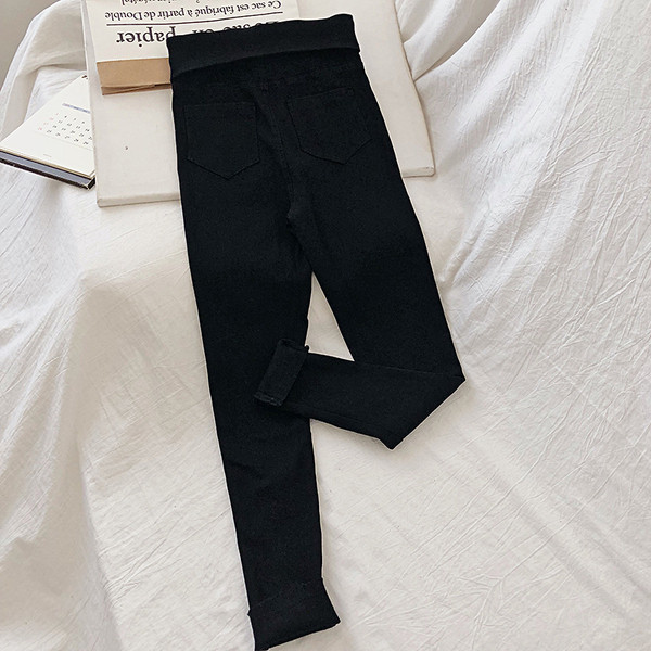 Modern női nadrág magas derékkal, fekete gombokkal