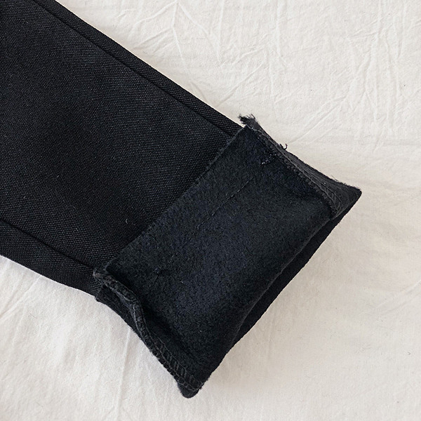 Modern női nadrág magas derékkal, fekete gombokkal