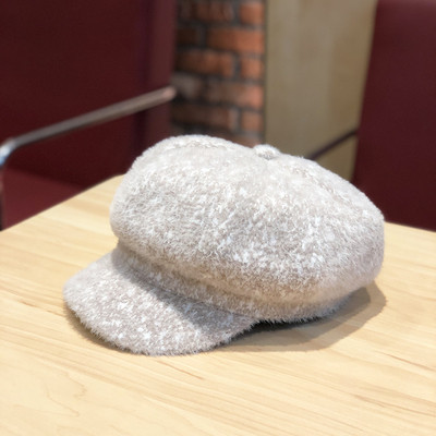 Plüss női sapka napellenzővel fehér, rózsaszín, fekete és bézs színben