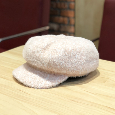 Plüss női sapka napellenzővel fehér, rózsaszín, fekete és bézs színben