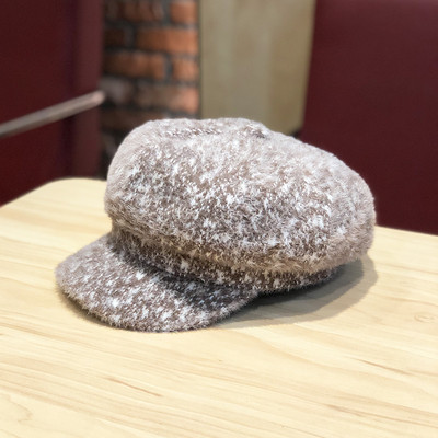 Plüss női sapka napellenzővel fehér, rózsaszín, fekete és bézs színben