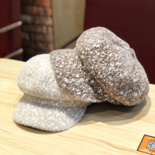 Plüss női sapka napellenzővel fehér, rózsaszín, fekete és bézs színben