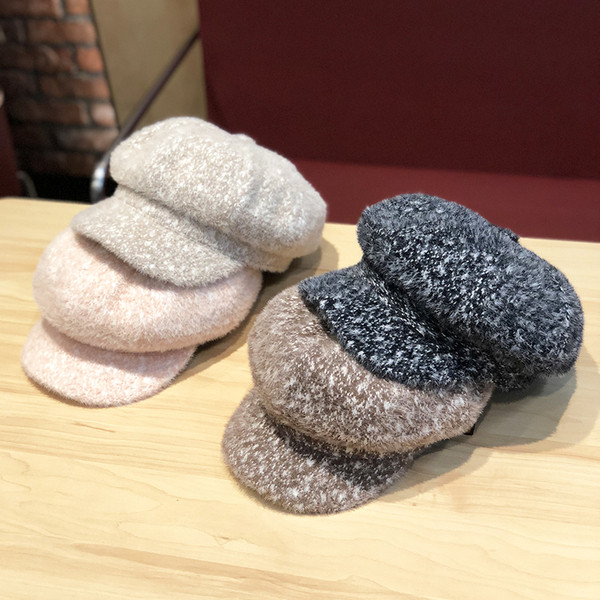 Plüss női sapka napellenzővel fehér, rózsaszín, fekete és bézs színben