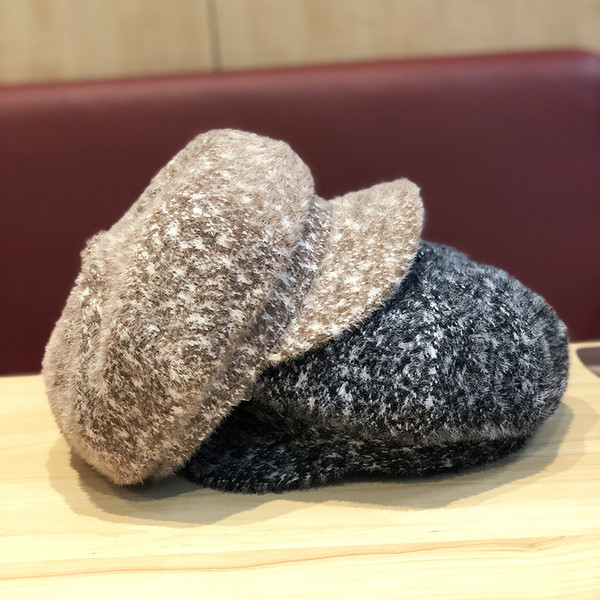 Plüss női sapka napellenzővel fehér, rózsaszín, fekete és bézs színben