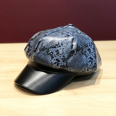 Retro stílusú női sapka és kígyómintás ezüst, piros, fekete és bézs színben