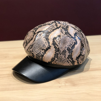 Retro stílusú női sapka és kígyómintás ezüst, piros, fekete és bézs színben