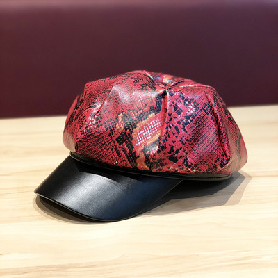 Retro stílusú női sapka és kígyómintás ezüst, piros, fekete és bézs színben