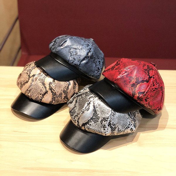 Retro stílusú női sapka és kígyómintás ezüst, piros, fekete és bézs színben