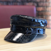 Modern női bőr sapka fekete fém elemmel