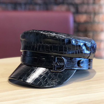 Modern női bőr sapka fekete fém elemmel