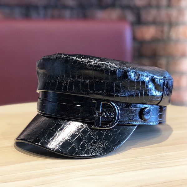 Modern női bőr sapka fekete fém elemmel