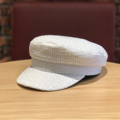 Stílusos női sapka fehér és fekete színben