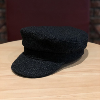 Stílusos női sapka fehér és fekete színben