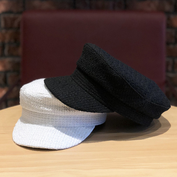 Stílusos női sapka fehér és fekete színben