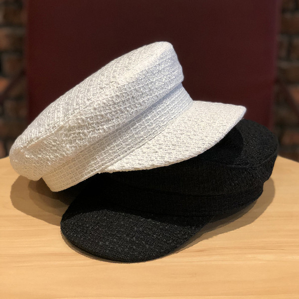 Stílusos női sapka fehér és fekete színben