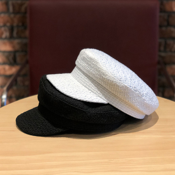 Stílusos női sapka fehér és fekete színben