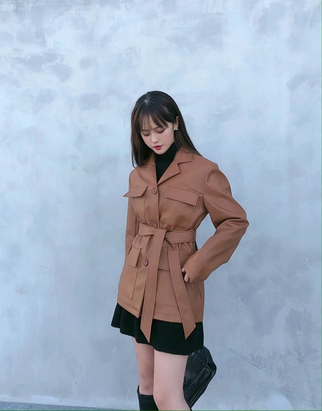 Modern női kabát barna műbőr egyenes modellben, gombokkal