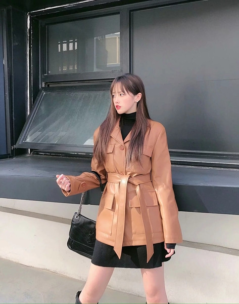 Modern női kabát barna műbőr egyenes modellben, gombokkal