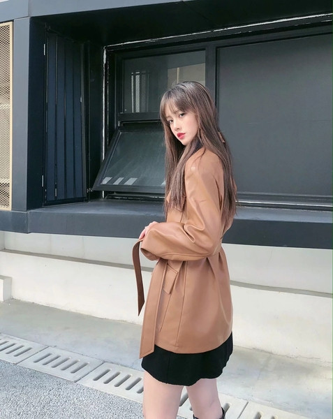 Modern női kabát barna műbőr egyenes modellben, gombokkal