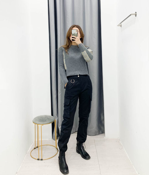 Modern sport- és alkalmi nadrág zsebekkel és magas derékkal, fekete színben