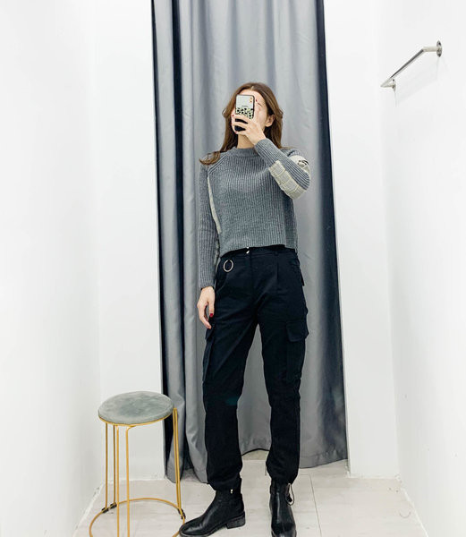 Modern sport- és alkalmi nadrág zsebekkel és magas derékkal, fekete színben