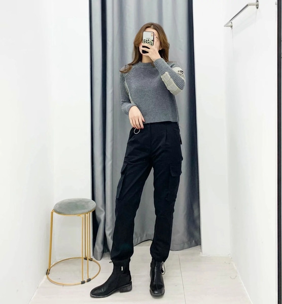 Modern sport- és alkalmi nadrág zsebekkel és magas derékkal, fekete színben