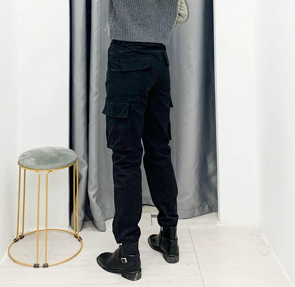 Modern sport- és alkalmi nadrág zsebekkel és magas derékkal, fekete színben