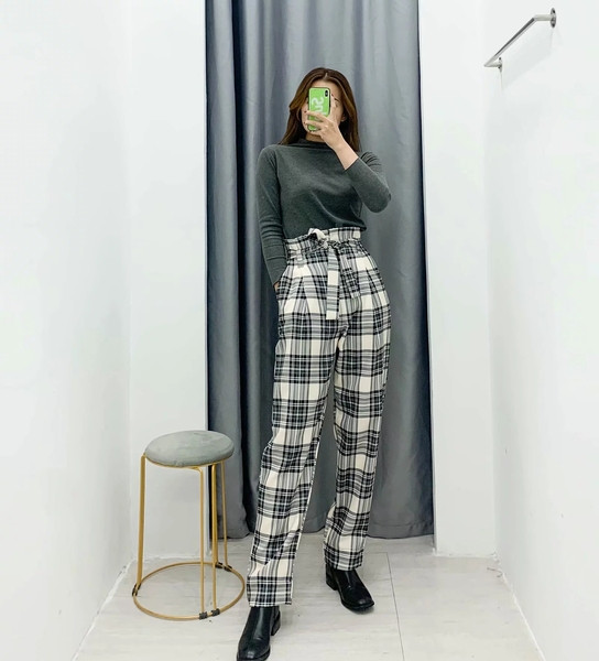 Modern kockás nadrág magas derékkal és övvel - egyenes modell