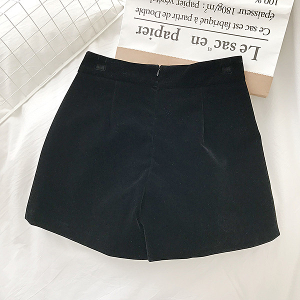 Női bársony rövidnadrág fekete színben, magas derékkal