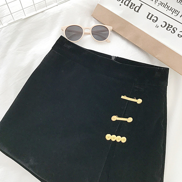 Női bársony rövidnadrág fekete színben, magas derékkal