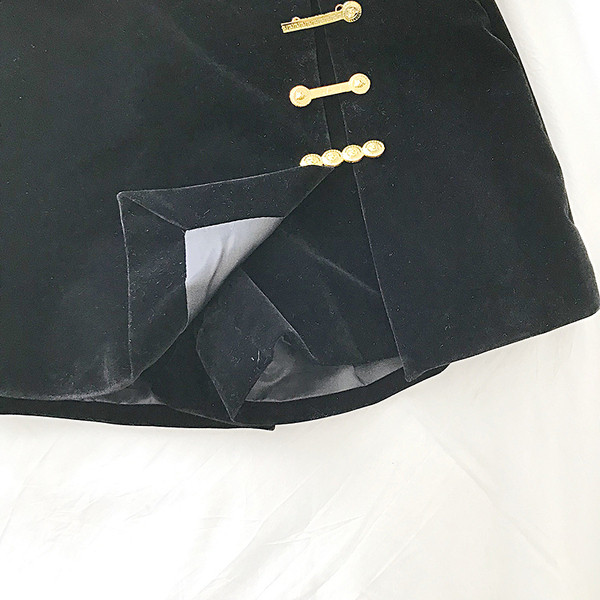 Női bársony rövidnadrág fekete színben, magas derékkal