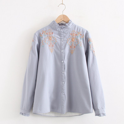 Női ing hímzéssel, gombokkal és alacsony gallérral fehér és kék színben